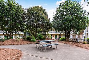 HomeTowne Studios by Red Roof Atlanta - Lawrenceville