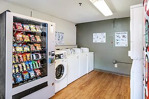 HomeTowne Studios by Red Roof Atlanta - Lawrenceville