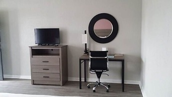 Econo Lodge Inn & Suites