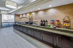 La Quinta Inn & Suites by Wyndham Dallas I-35 Walnut Hill Ln
