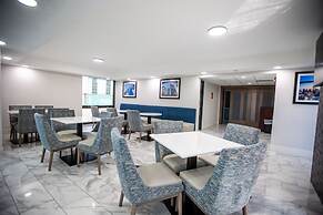 La Quinta Inn & Suites by Wyndham Dallas I-35 Walnut Hill Ln