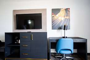 La Quinta Inn & Suites by Wyndham Dallas I-35 Walnut Hill Ln