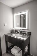 La Quinta Inn & Suites by Wyndham Dallas I-35 Walnut Hill Ln
