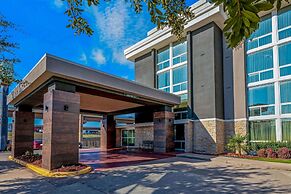 La Quinta Inn & Suites by Wyndham Dallas I-35 Walnut Hill Ln