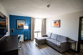 La Quinta Inn & Suites by Wyndham Dallas I-35 Walnut Hill Ln