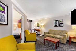 La Quinta Inn & Suites by Wyndham Raleigh Durham Intl AP
