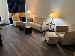 Quality Inn and Suites Livonia