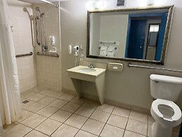 Quality Inn and Suites Livonia