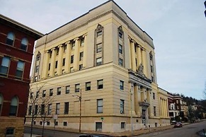 Econo Lodge Inn & Suites Triadelphia - Wheeling