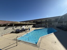 HomeTowne Studios by Red Roof Ridgecrest