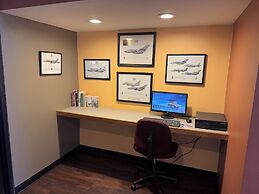 HomeTowne Studios by Red Roof Ridgecrest