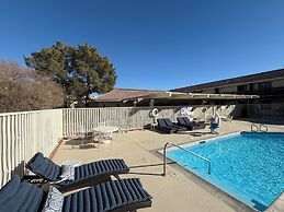 HomeTowne Studios by Red Roof Ridgecrest