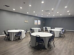 HomeTowne Studios by Red Roof Ridgecrest