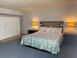 HomeTowne Studios by Red Roof Ridgecrest