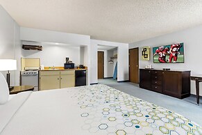 HomeTowne Studios by Red Roof Ridgecrest