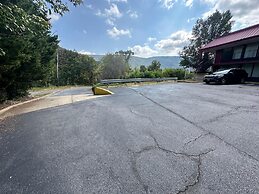 Hotel Red Rose by Townhouse Covington I-64