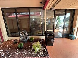 Hotel Red Rose by Townhouse Covington I-64