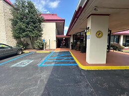Hotel Red Rose by Townhouse Covington I-64