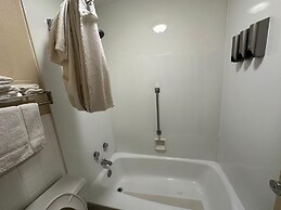 Hotel Red Rose by Townhouse Covington I-64