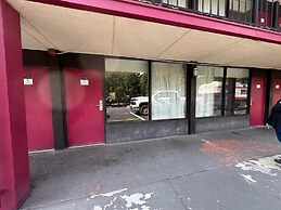 Hotel Red Rose by Townhouse Covington I-64