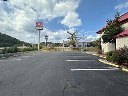Hotel Red Rose by Townhouse Covington I-64