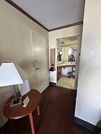Hotel Red Rose by Townhouse Covington I-64