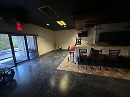Hotel Red Rose by Townhouse Covington I-64