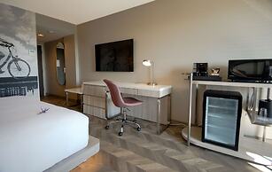 Coast Victoria Hotel & Marina by APA