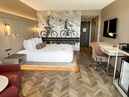 Coast Victoria Hotel & Marina by APA