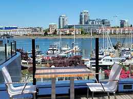 Coast Victoria Hotel & Marina by APA