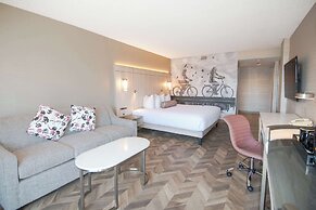 Coast Victoria Hotel & Marina by APA