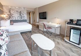 Coast Victoria Hotel & Marina by APA