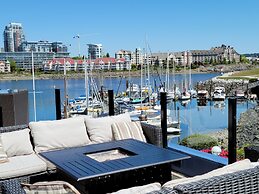 Coast Victoria Hotel & Marina by APA