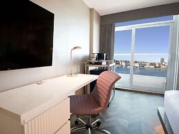 Coast Victoria Hotel & Marina by APA