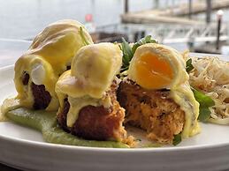 Coast Victoria Hotel & Marina by APA