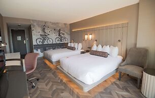 Coast Victoria Hotel & Marina by APA