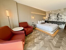 Coast Victoria Hotel & Marina by APA