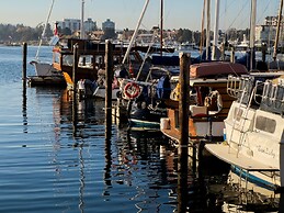 Coast Victoria Hotel & Marina by APA