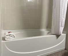 Ramada by Wyndham Hartford North / Bradley Airport