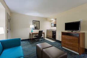 Holiday Inn Express Hotel & Suites Wilmington-University Ctr, an IHG H