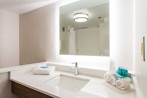 Holiday Inn Express Hotel & Suites Wilmington-University Ctr by IHG