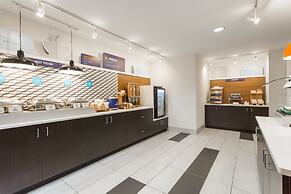 Holiday Inn Express Hotel & Suites Wilmington-University Ctr by IHG