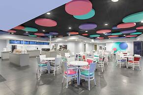 Grand Hotel Orlando at Universal Blvd - Shuttle to Theme Parks