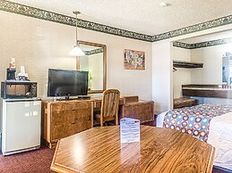 Econo Lodge Inn & Suites