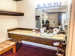 Econo Lodge Inn & Suites