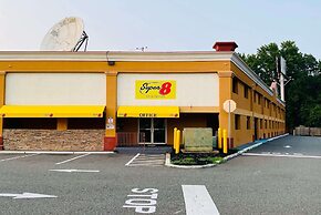 Super 8 by Wyndham Gloucester