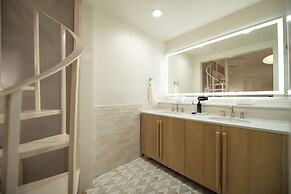 Garden District Hotel