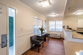 HomeTowne Studios by Red Roof Atlanta NE - Downtown Norcross