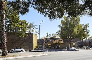 GreenTree Pasadena Inn