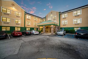 HomeTowne Studios by Red Roof St. Louis - Airport/ N Lindbergh